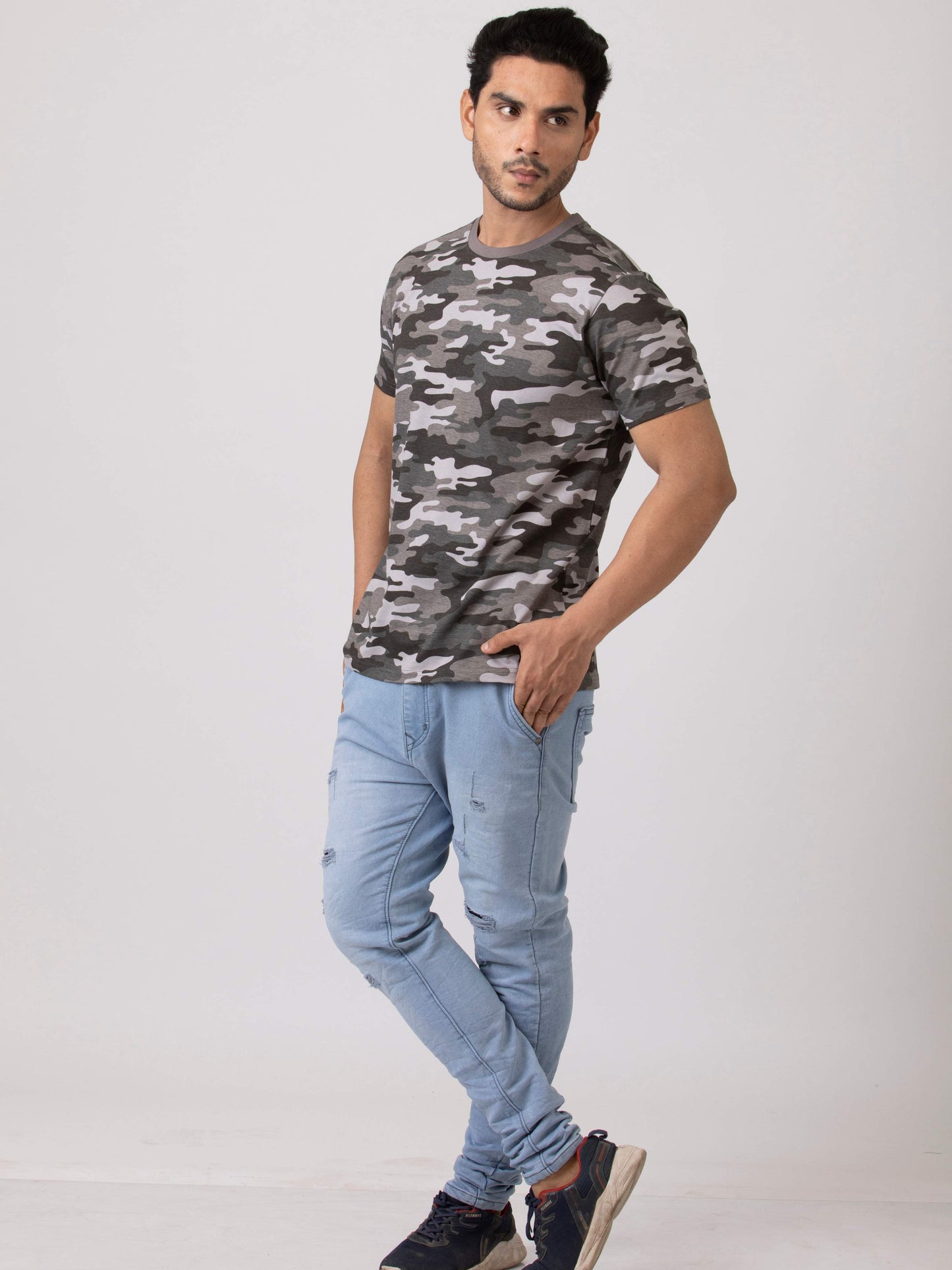 Stealthy Military Camouflage Men's Cotton round neck T-Shirt